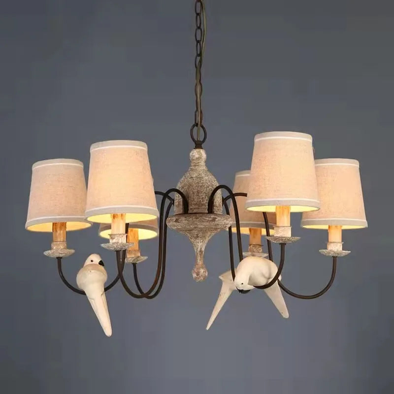 lampadario vintage americano in legno con uccelli in tessuto