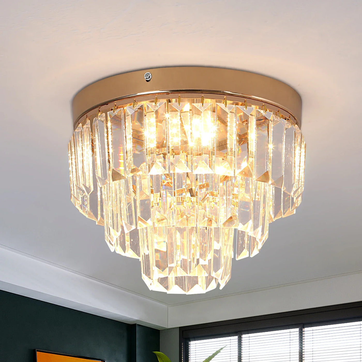 Elegante lampadario moderno con cristalli.