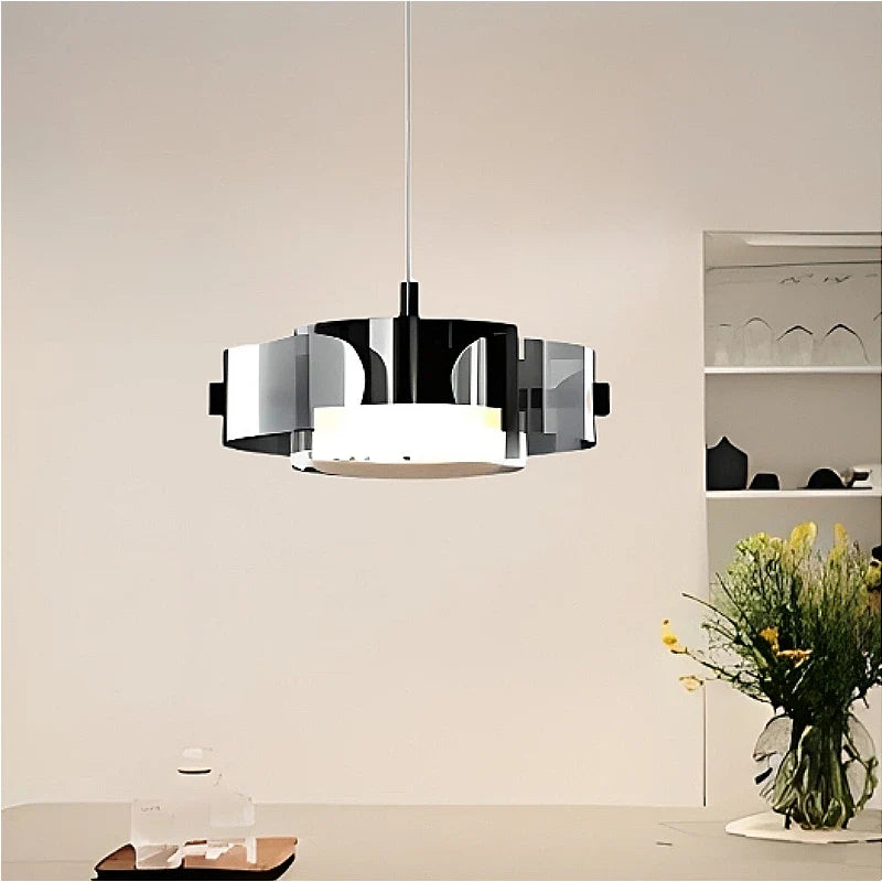 lampadario in vetro minimalista con sfera e anello decorativo