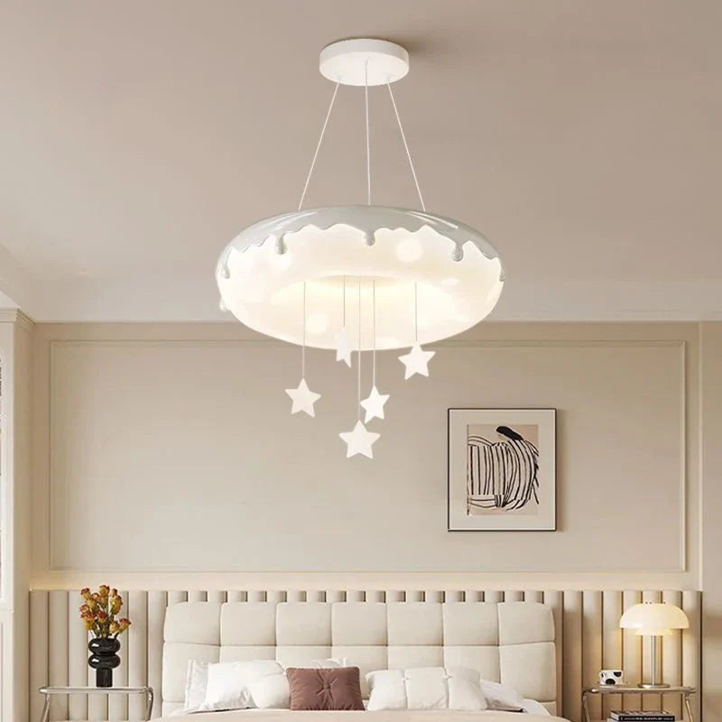 lampadario creativo a forma di ciambella per camera bambini