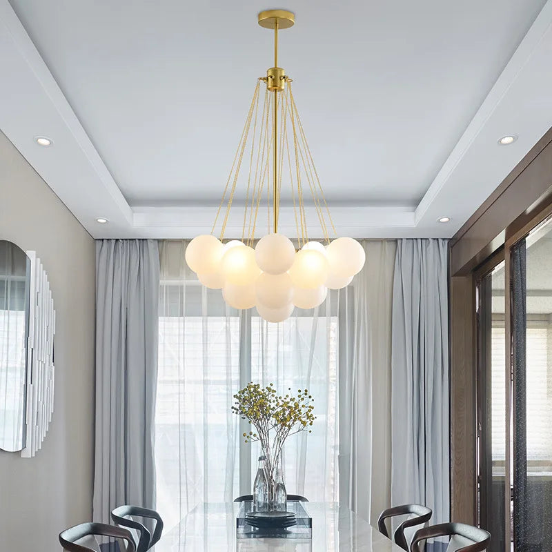 lampadario moderno in metallo con sfera in vetro e bolle decorative