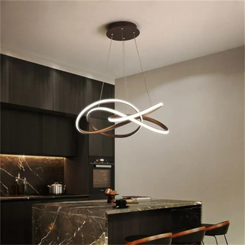 Lampadario dal design essenziale luminoso ed elegante