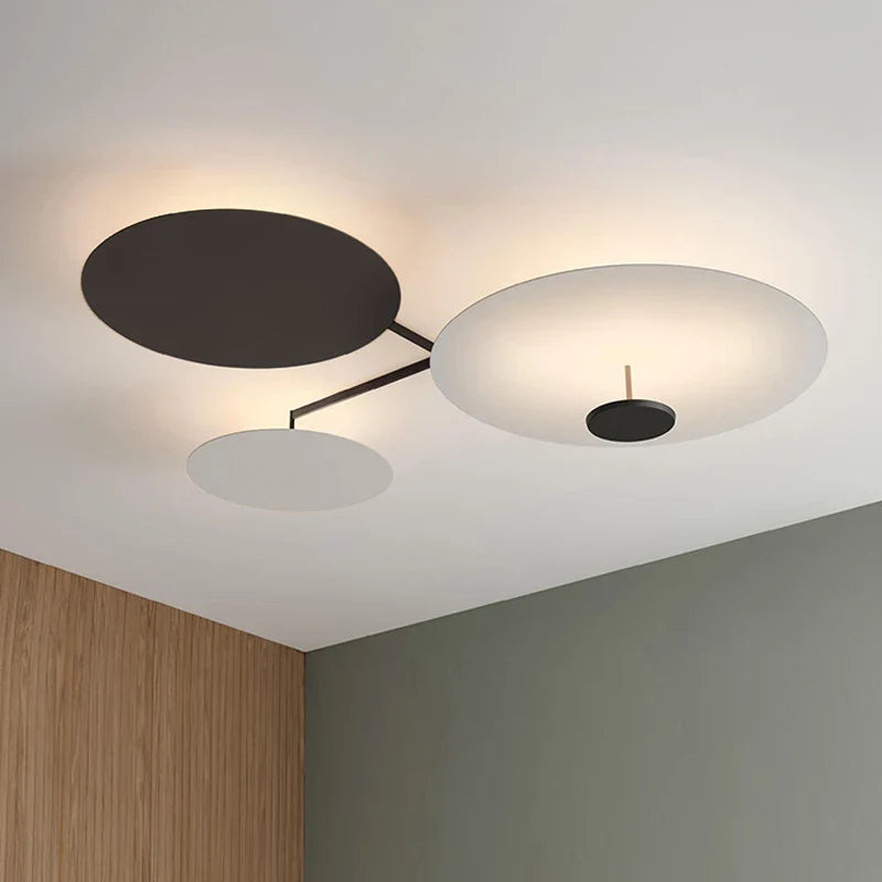 Lampadario moderno che illumina lo spazio interno