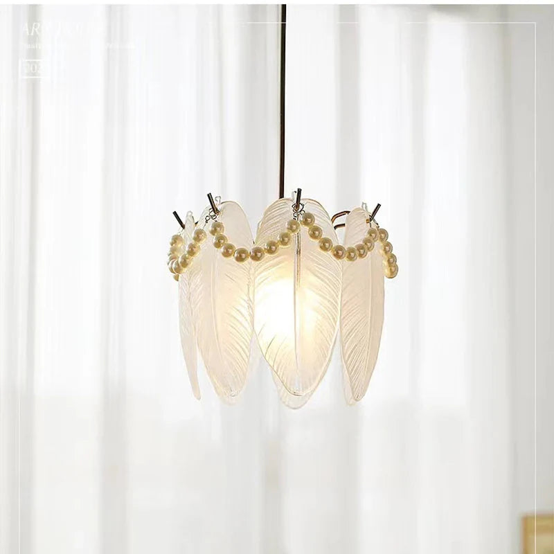 lampadario moderno in vetro design minimalista per interni eleganti