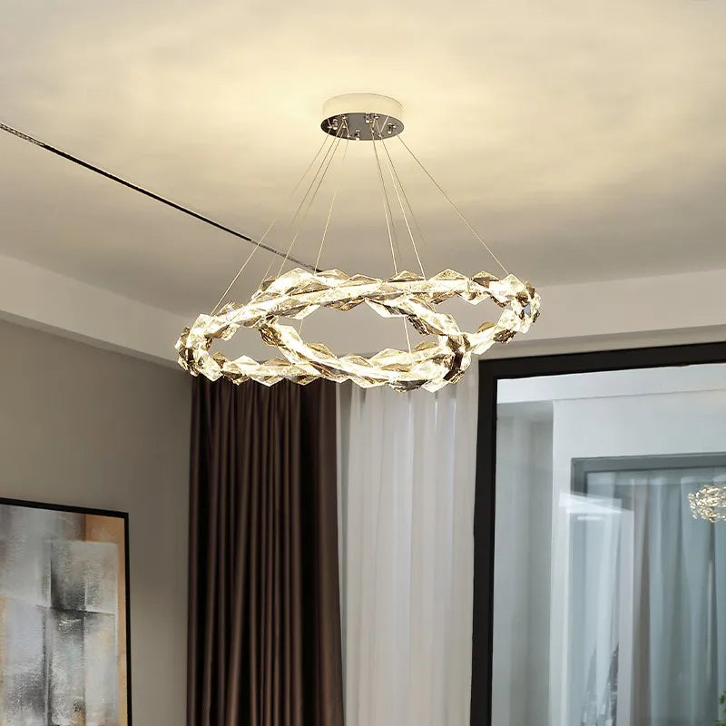 lampadario moderno in cristallo per atmosfera elegante e minimalista