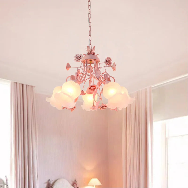lampadario rosa per un'atmosfera infantile luminosa e dolce