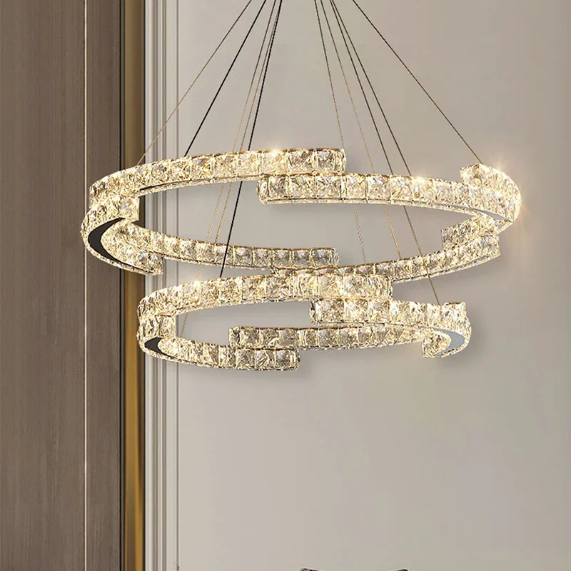 Lampada a sospensione con cristalli dal design moderno.