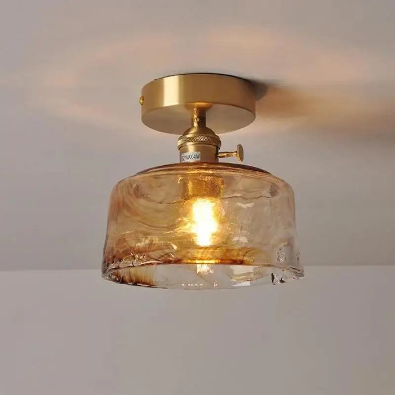 lampadario in vetro colorato per un'illuminazione nordica elegante