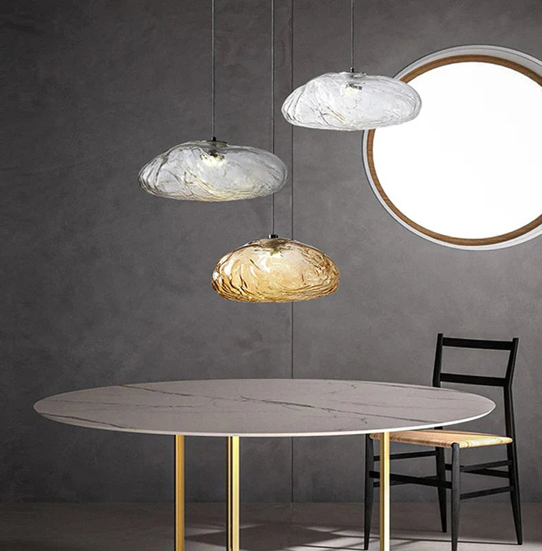 lampadario in vetro dal design a nuvola per un interno creativo