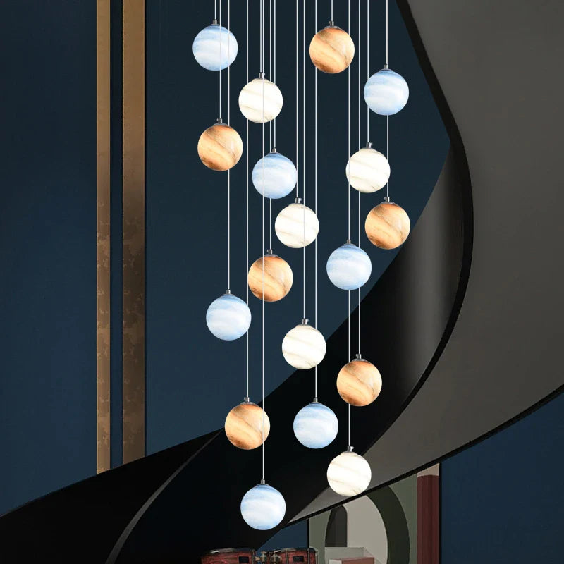 lampadario a sfera colorato per un'illuminazione moderna ed elegante