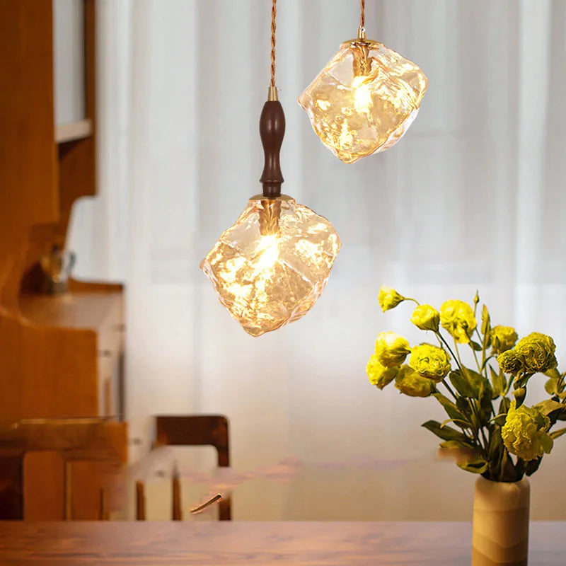 Lampadario in vetro, design ghiacciato, di tendenza.