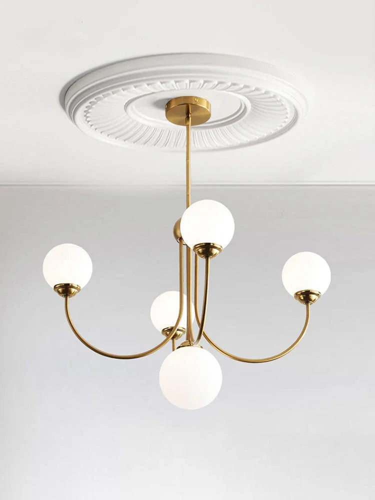 Lampadario retrò illumina arredamento contemporaneo.