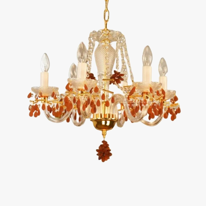 Elegante lampadario in cristallo luminoso.